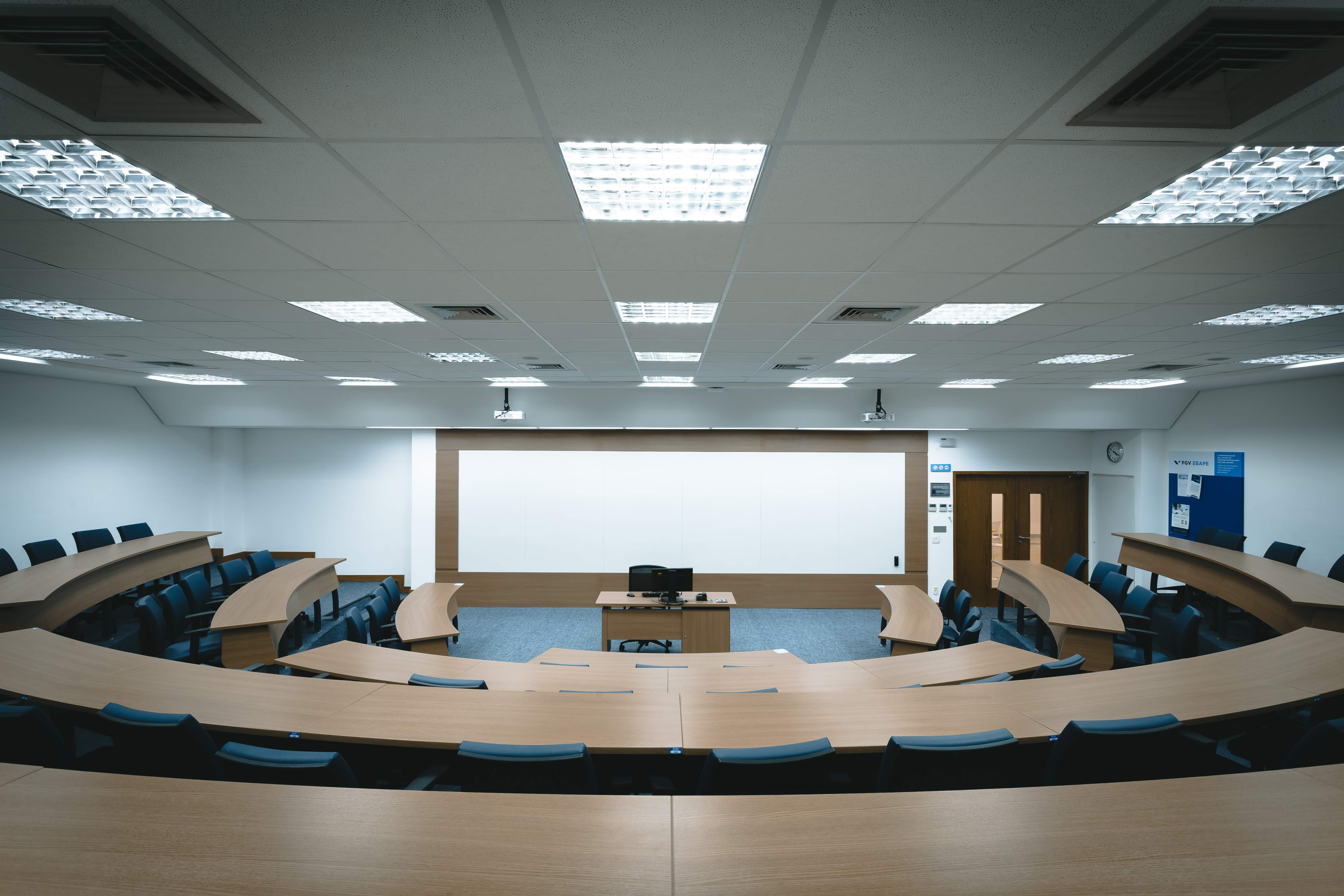 Sala de aula moderna do treinamento presencial